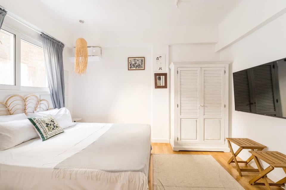 Bed, TV and multimedia, Bedroom