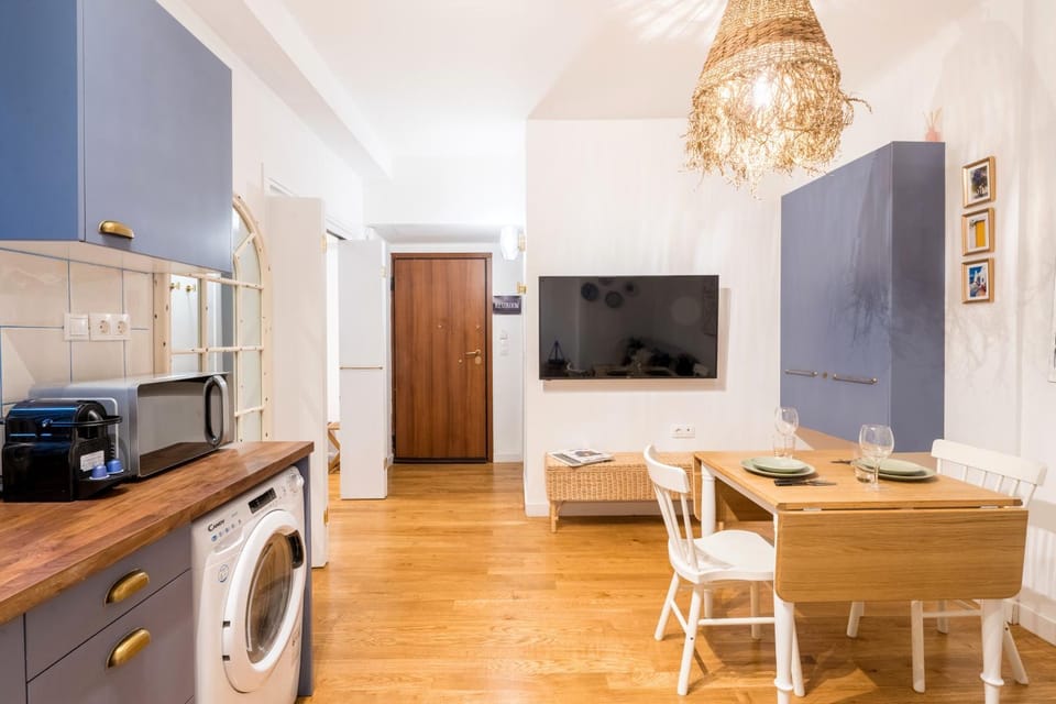Kitchen or kitchenette, Seating area, Dining area