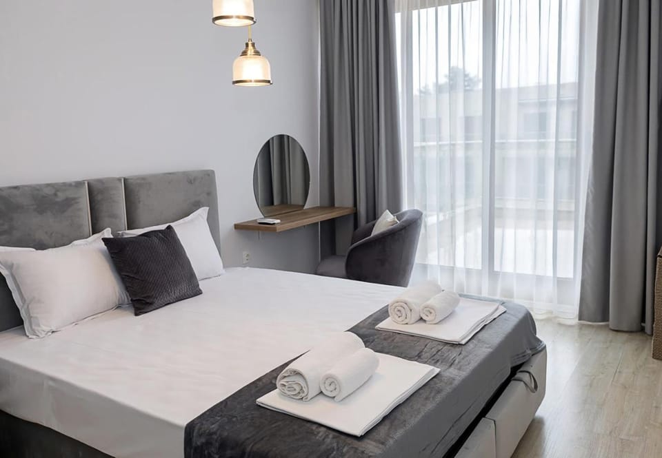 Bed, Bedroom, towels