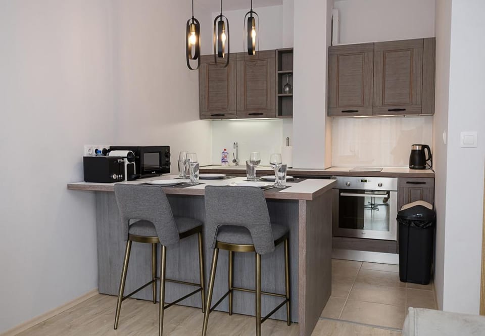 Coffee/tea facilities, Dining area, oven, stove, toaster