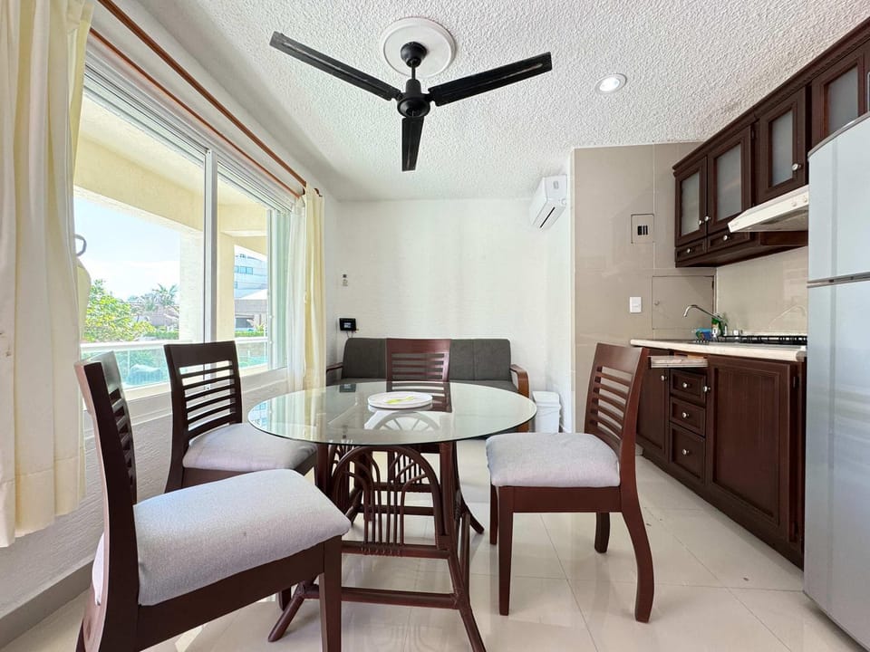 Kitchen or kitchenette, Living room, Seating area, Dining area, air conditioner