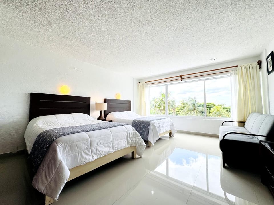 Bed, TV and multimedia, Photo of the whole room, Seating area, Bedroom, wardrobe, air conditioner