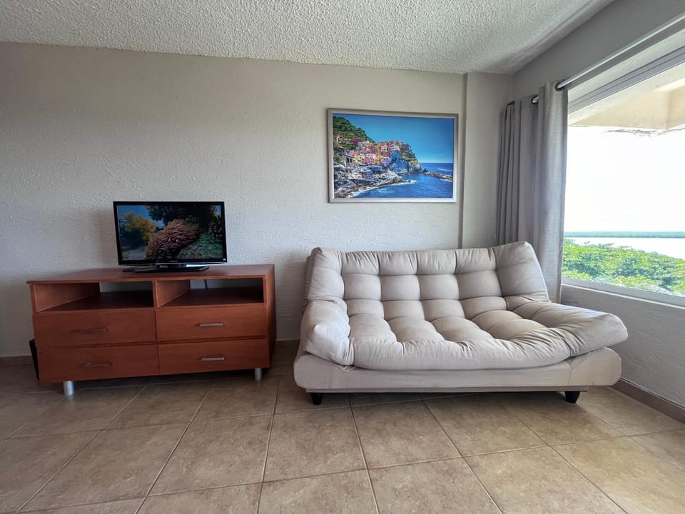 Communal lounge/ TV room, TV and multimedia, Living room, Seating area, Evening entertainment