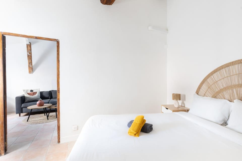 Bed, Living room, Bedroom, towels
