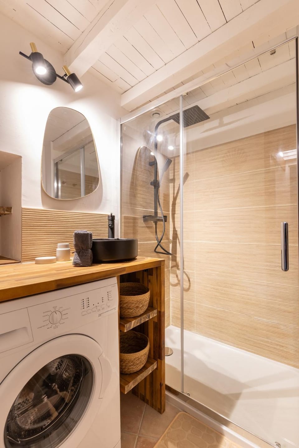 Bathroom, towels, washing machine