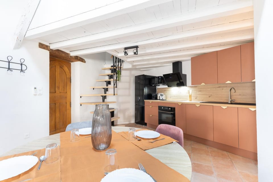 Kitchen or kitchenette, Dining area, dishwasher, oven, stove