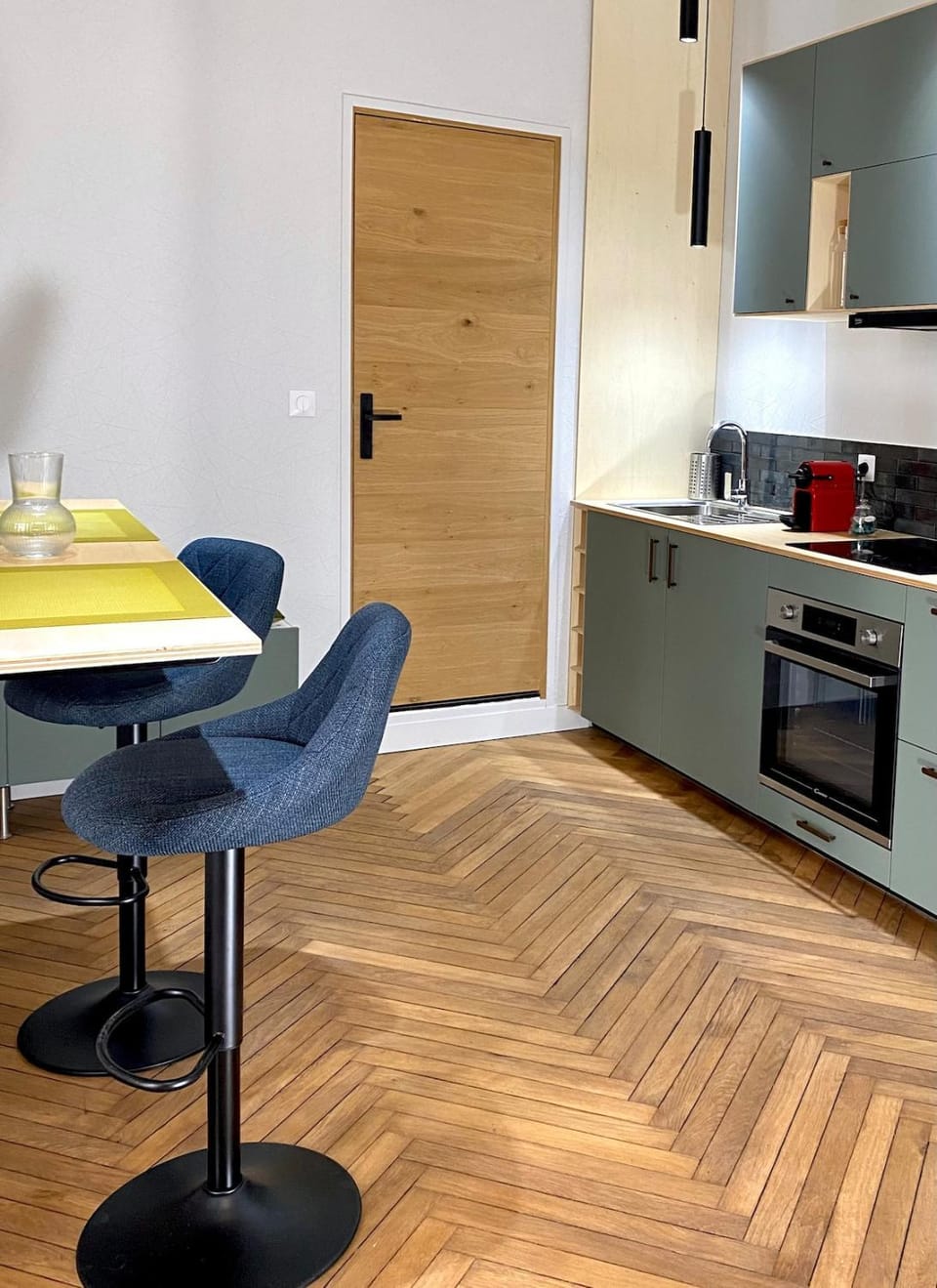 Kitchen or kitchenette, Dining area, oven