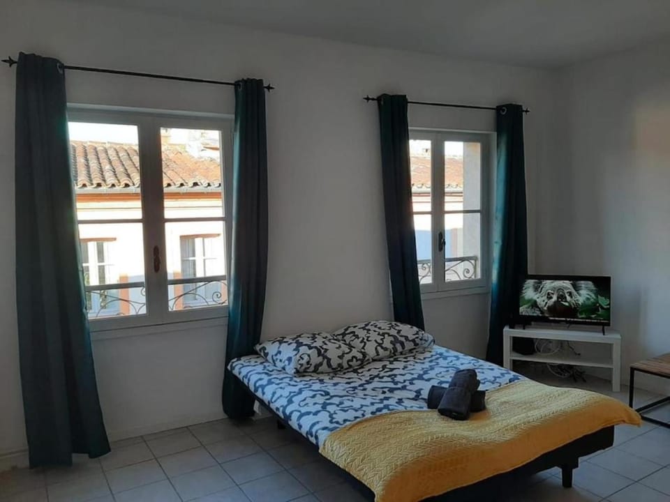 Bed, TV and multimedia, View (from property/room), Balcony/Terrace, Photo of the whole room, Bedroom, towels