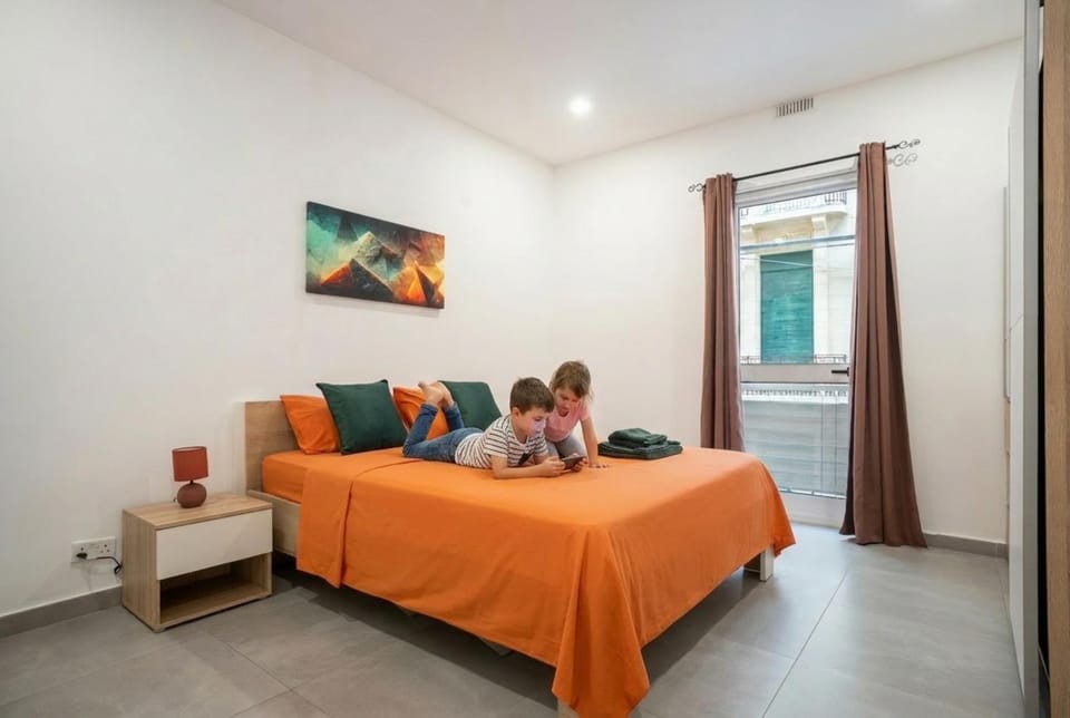 Bed, People, Living room, Seating area, Bedroom, children, group of guests, internet