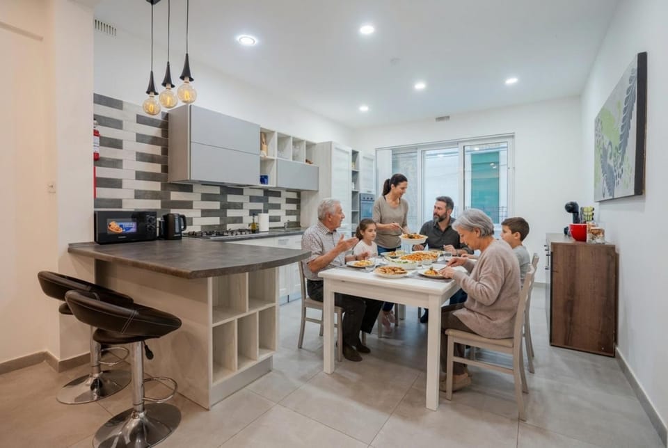 People, Coffee/tea facilities, Food and drinks, Dining area, Food, group of guests, Family, stove