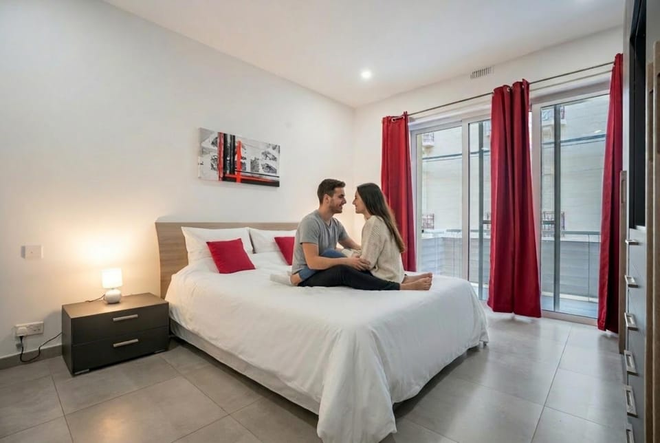 Bed, People, Photo of the whole room, Bedroom, Guests, group of guests, internet