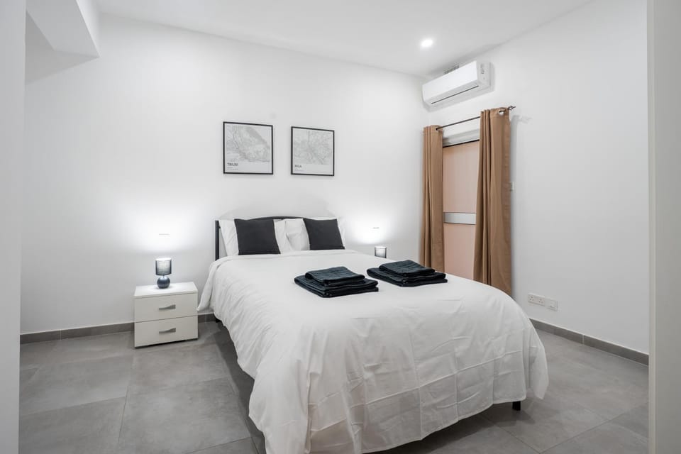 Bed, Bedroom, towels, air conditioner