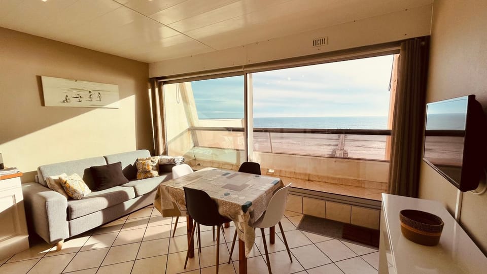View (from property/room), Balcony/Terrace, Living room, Dining area, Sea view