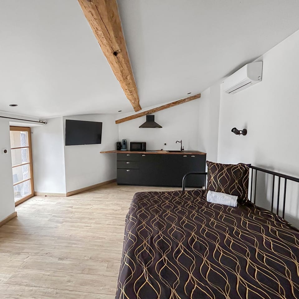 Bed, Kitchen or kitchenette
