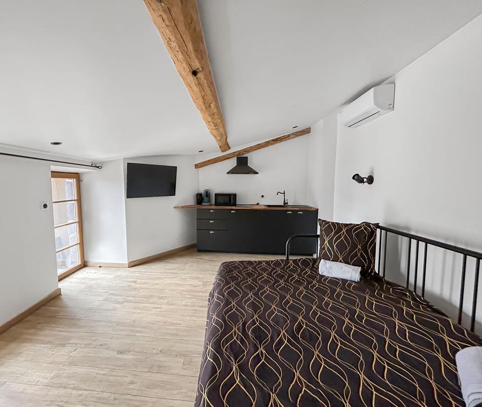 Bed, TV and multimedia, Kitchen or kitchenette