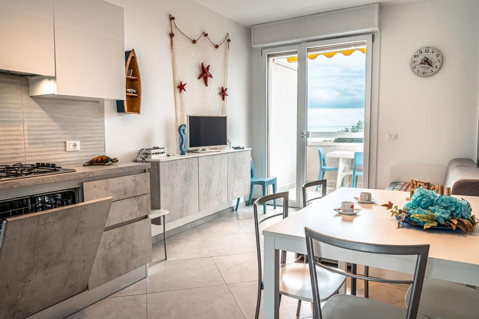Dining area, kitchen