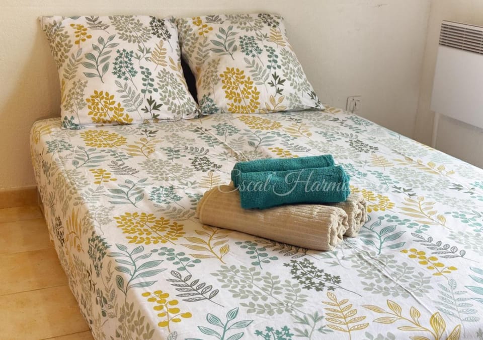 Bed, Bedroom, towels