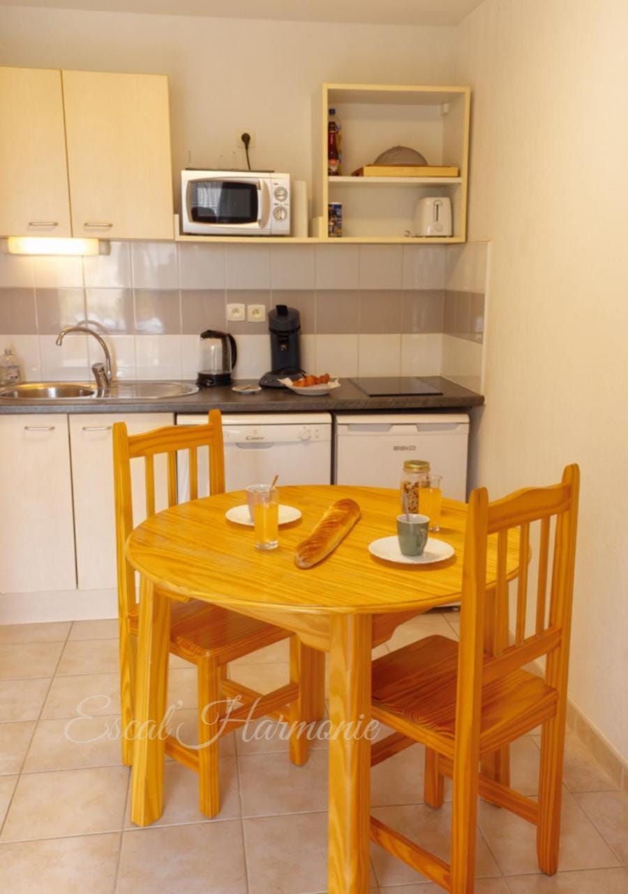 Coffee/tea facilities, Kitchen or kitchenette, Dining area, stove