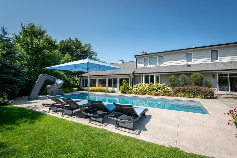 Pool, Hot Tub, Fire Pit & Game Room on 1 Plus Acre on North Shore Drive! House in South Haven