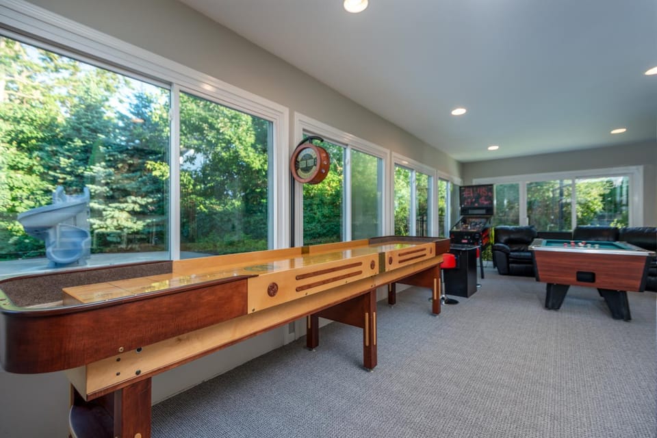 Pool, Hot Tub, Fire Pit & Game Room on 1 Plus Acre on North Shore Drive! House in South Haven