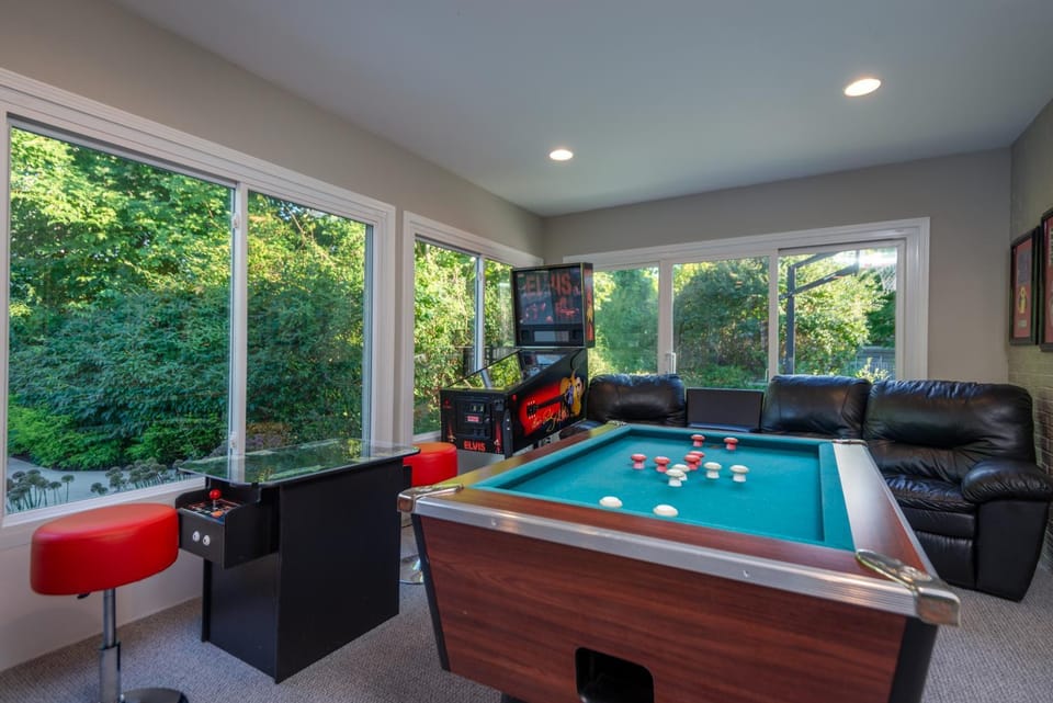 Pool, Hot Tub, Fire Pit & Game Room on 1 Plus Acre on North Shore Drive! House in South Haven