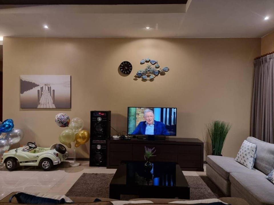 Communal lounge/ TV room, TV and multimedia, Living room, Seating area, Evening entertainment