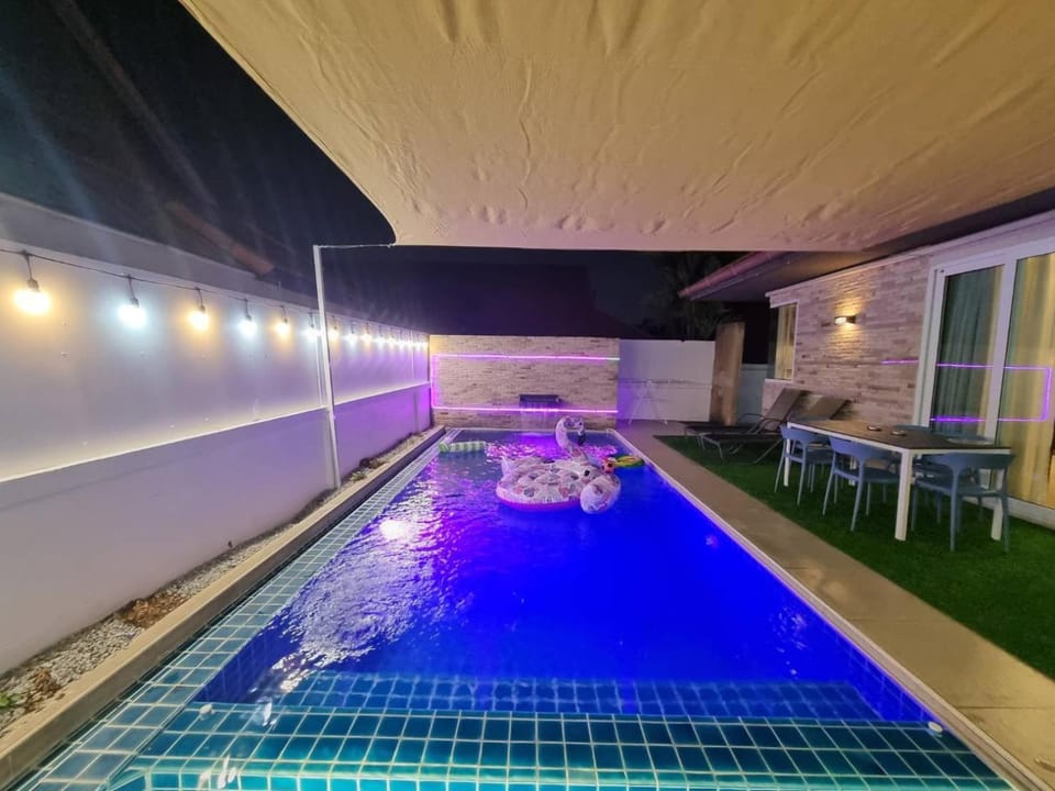 Pool view, Swimming pool, sunbed