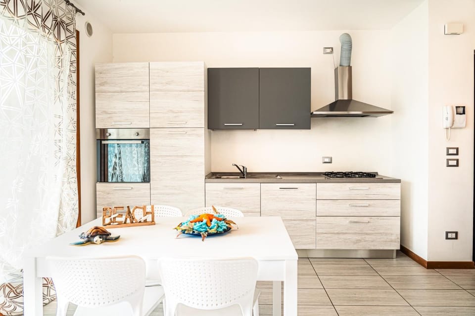 Kitchen or kitchenette, Dining area, oven, stove