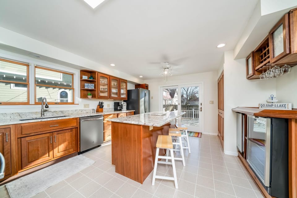 5 Bedroom with Fire Pit, Patio & Large Yard House in South Haven