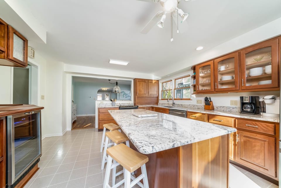 5 Bedroom with Fire Pit, Patio & Large Yard House in South Haven