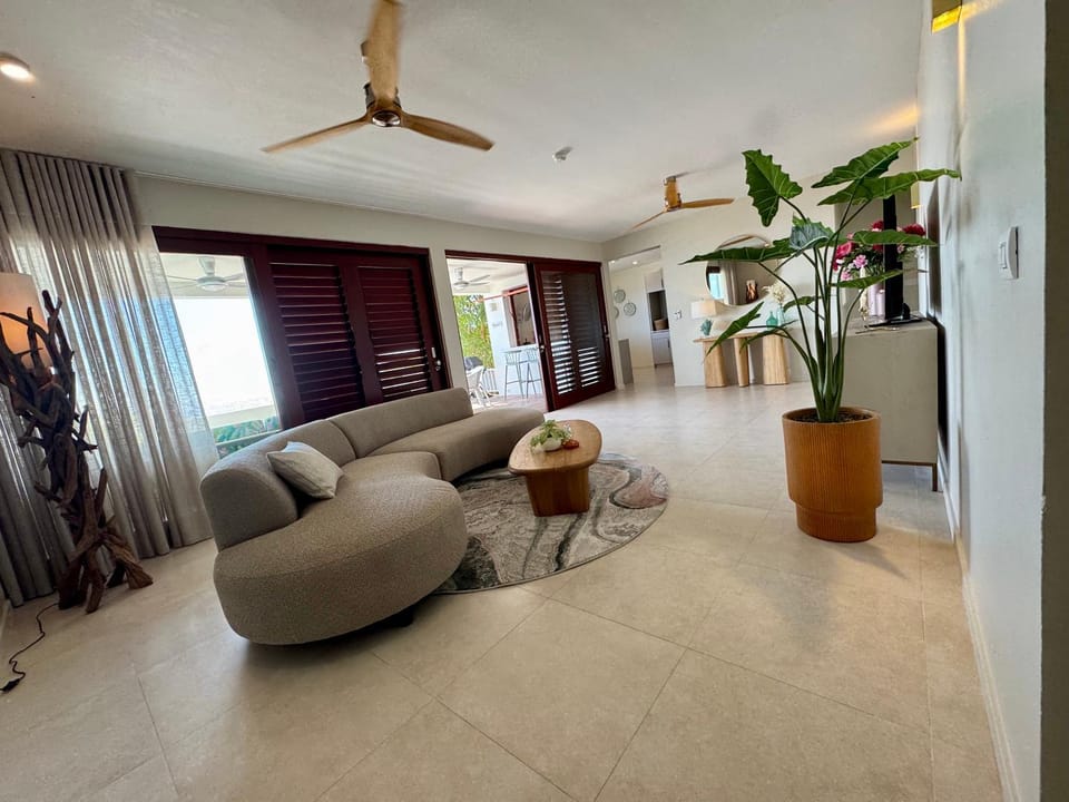Day, Living room, Seating area, furniture