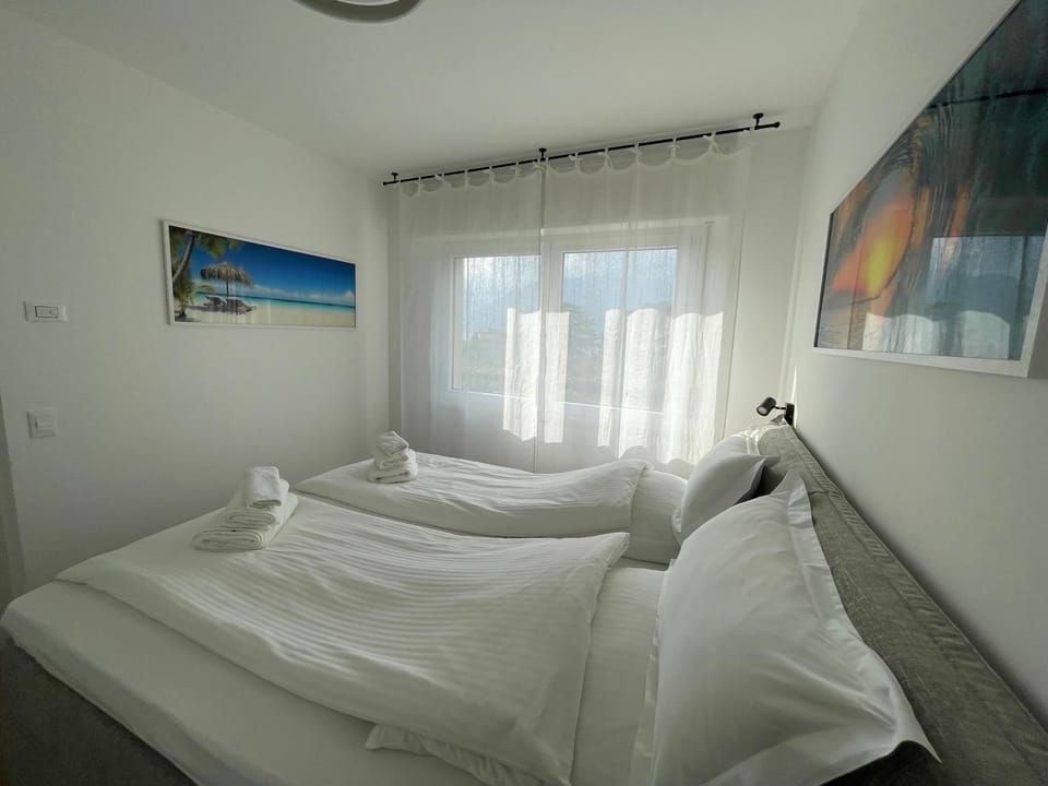 View (from property/room), Bedroom, Lake view, Mountain view