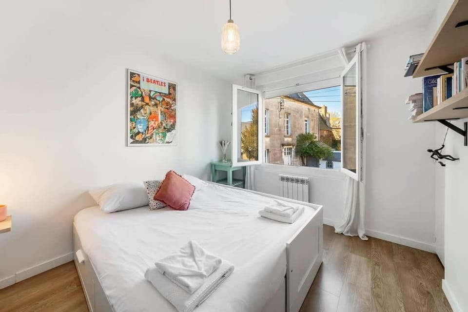 Bed, Photo of the whole room, Bedroom, towels