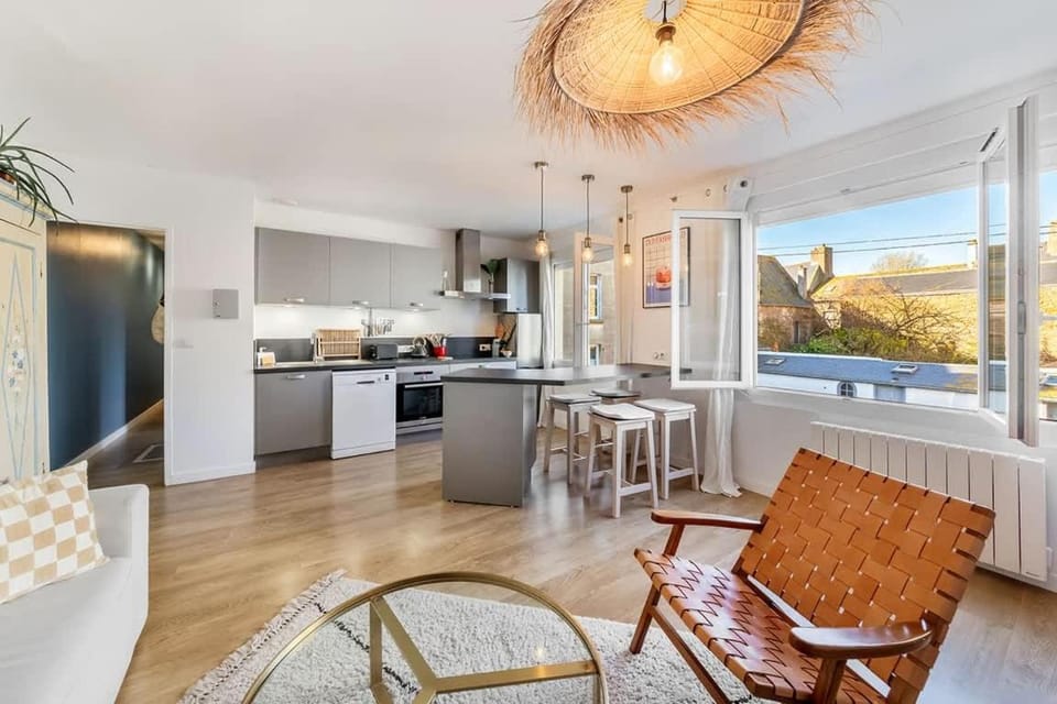 Kitchen or kitchenette, Living room, Seating area, Dining area