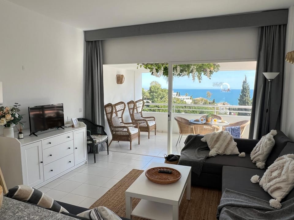 TV and multimedia, View (from property/room), Living room, Sea view