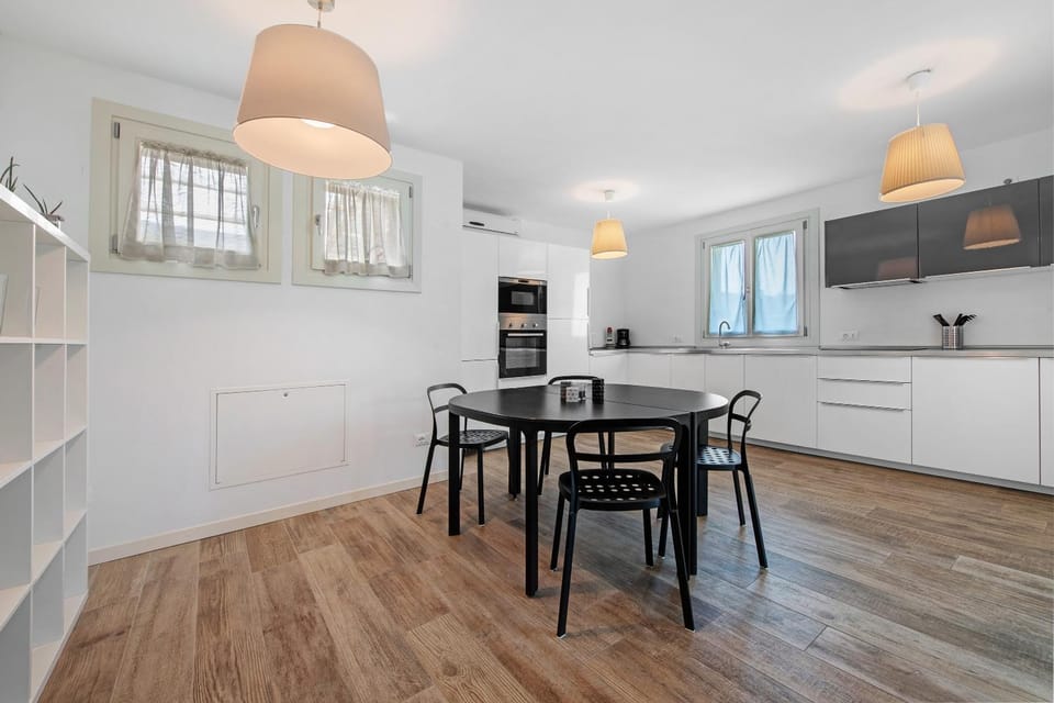 Property building, Kitchen or kitchenette, Living room