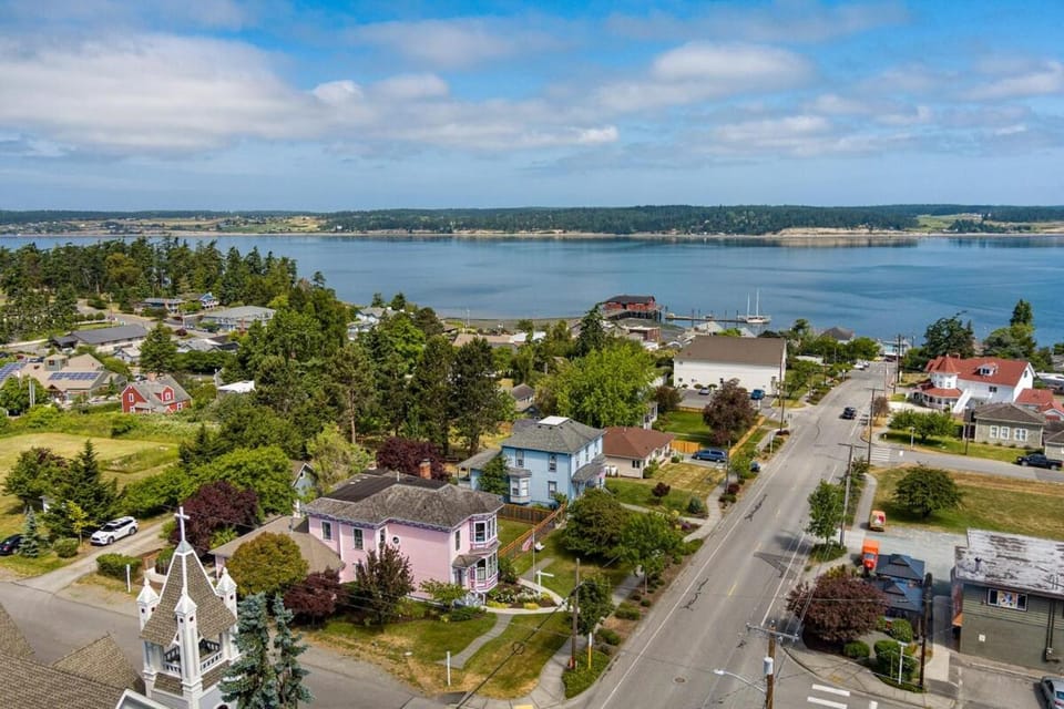 Historic Coupeville 6BR 5BA near Waterfront Wharf House in Coupeville