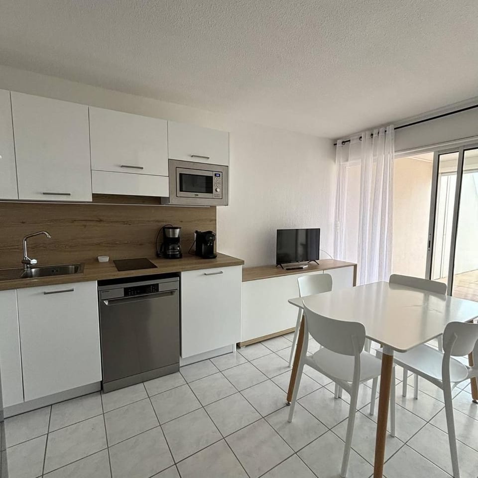 Kitchen or kitchenette, dishwasher, stove