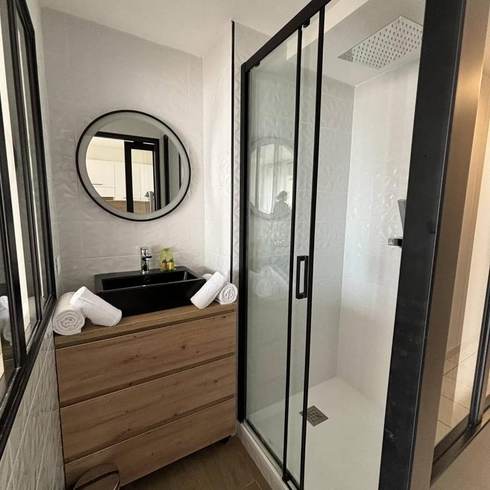 Shower, Bathroom, towels