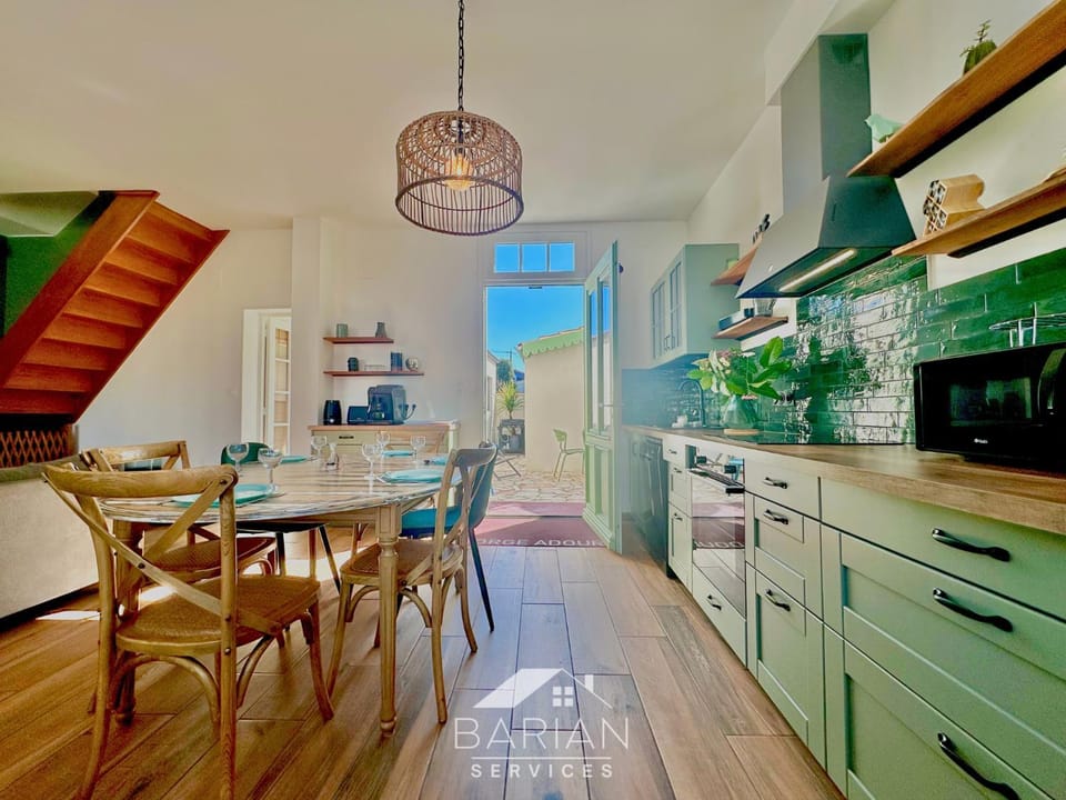 Kitchen or kitchenette, Dining area, stove