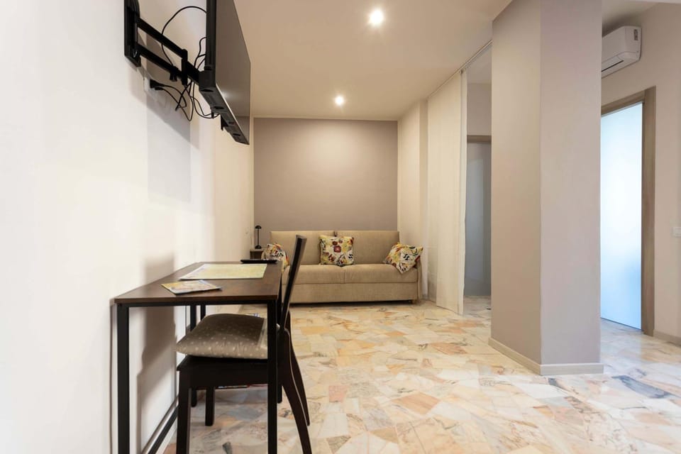 TV and multimedia, Living room, Seating area, Dining area, air conditioner