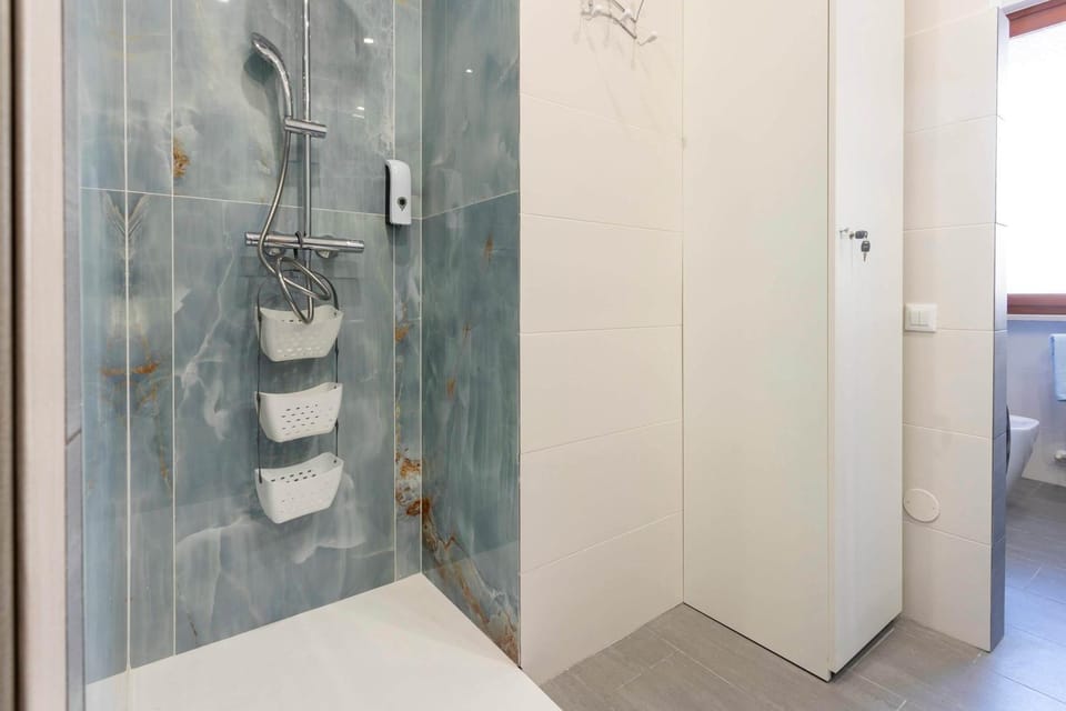 Shower, Toilet, Bathroom, towels