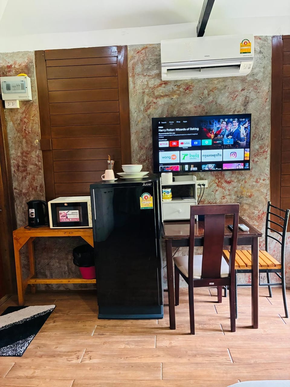 TV and multimedia, Kitchen or kitchenette, Living room, Seating area, Dining area, air conditioner