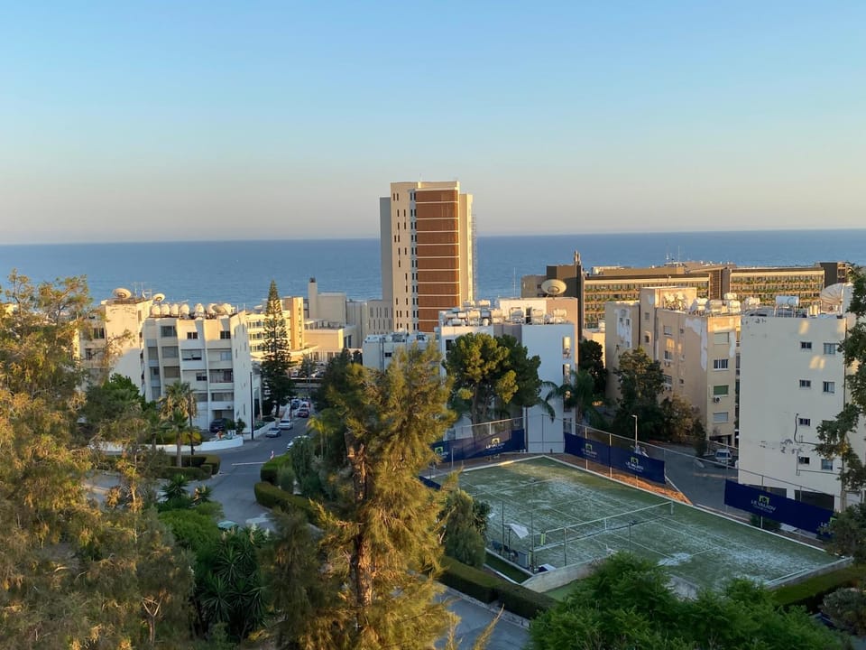 Tennis court, Sea view