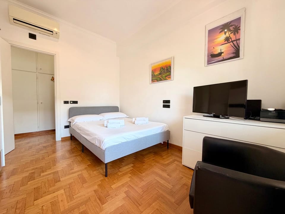 Bed, TV and multimedia, Living room, Photo of the whole room, Seating area, Bedroom, air conditioner