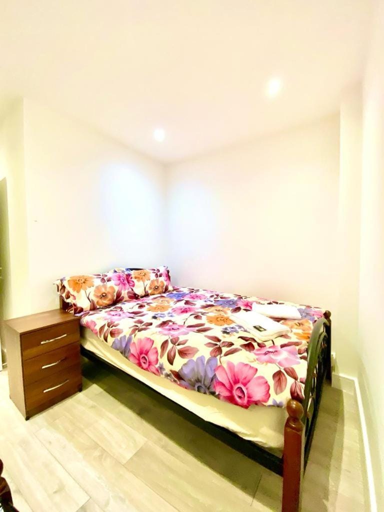 One Bedroom Apartment on Ground floor in London with Car Park Apartment in London Borough of Camden