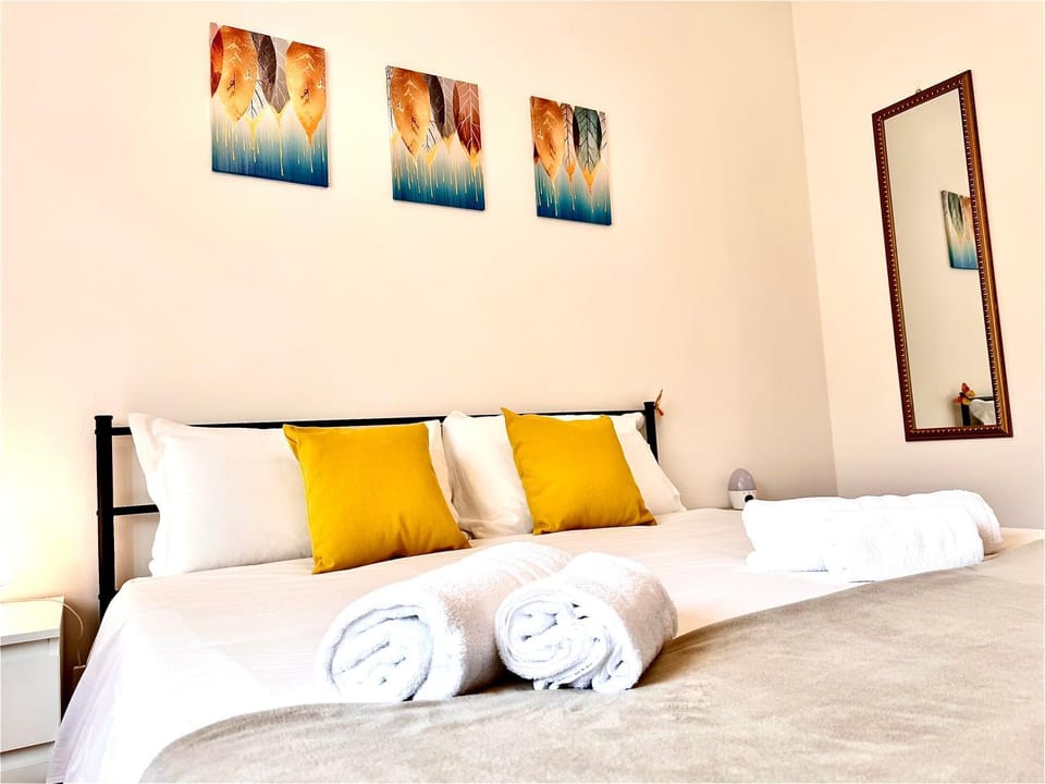 Bed, Photo of the whole room, Decorative detail, Bedroom, towels