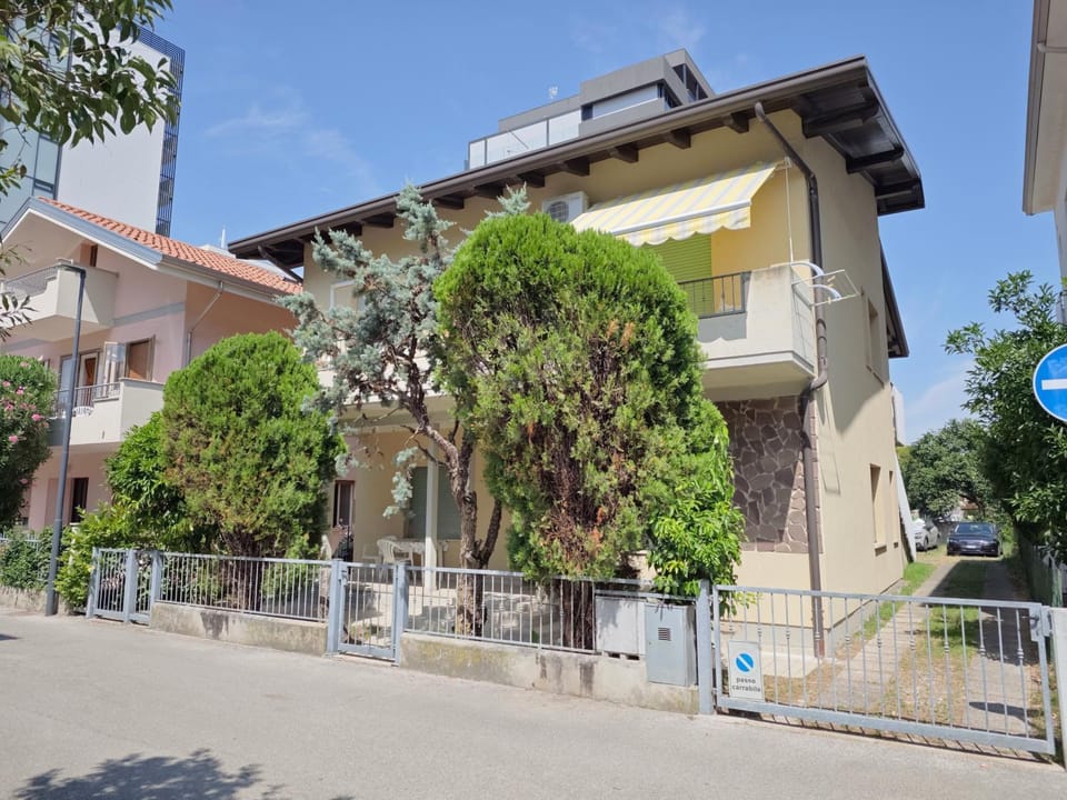 Neighbourhood, Garden view