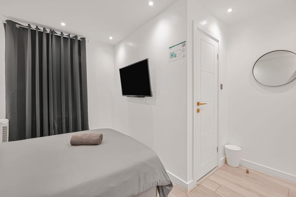 Bed, TV and multimedia, Photo of the whole room, Bedroom, internet, internet, wardrobe