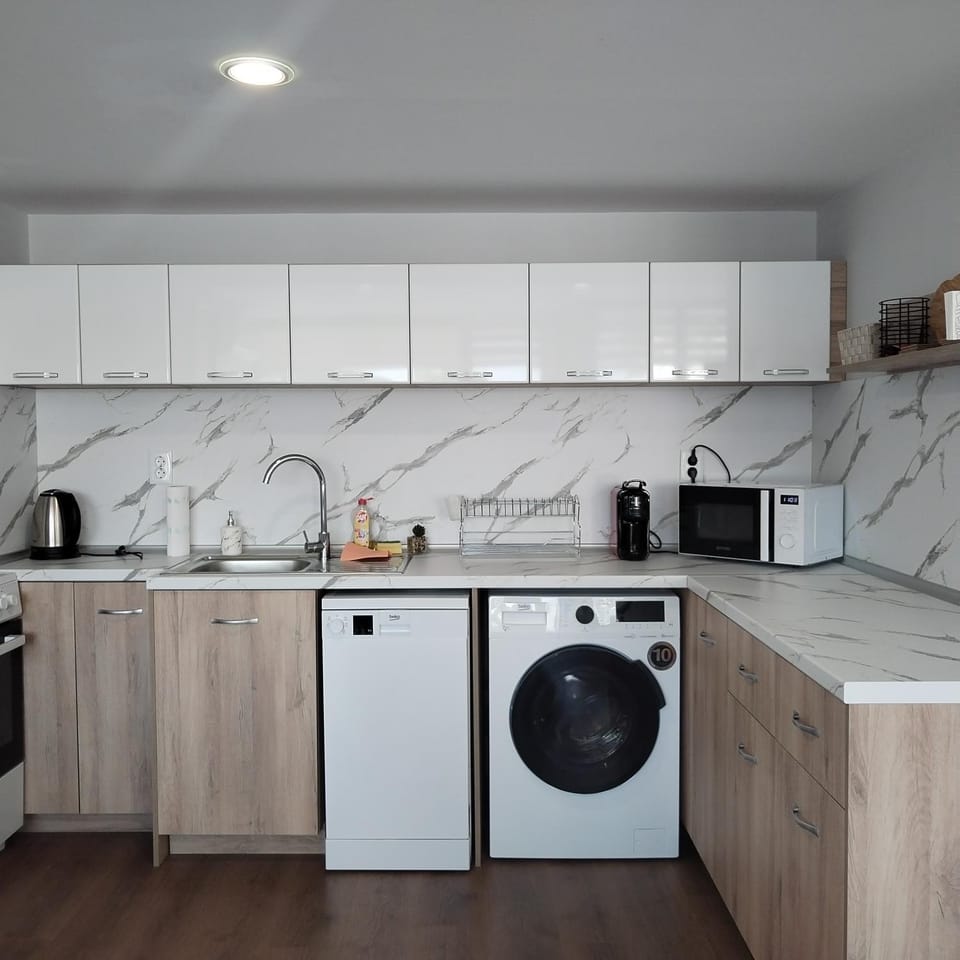 Coffee/tea facilities, Kitchen or kitchenette, dishwasher, oven, stove, washing machine, dryer